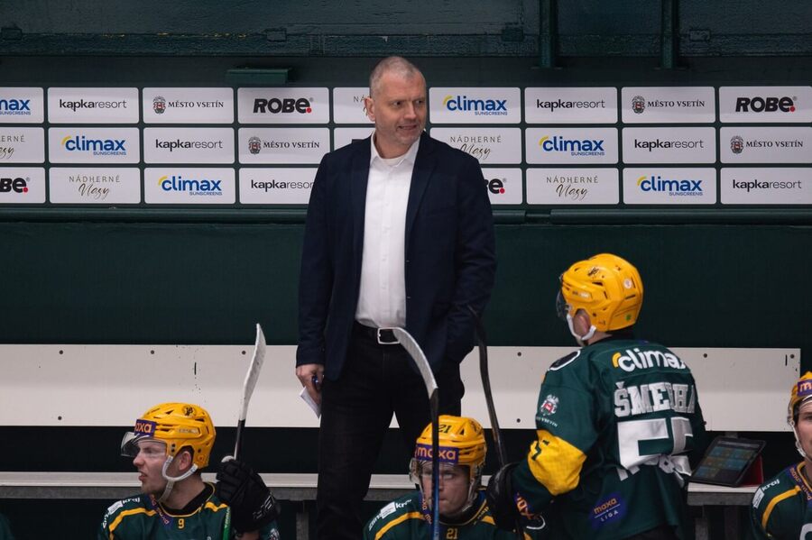 Záběr na vsetínskou střídačku, nahoře kouč Michal Broš