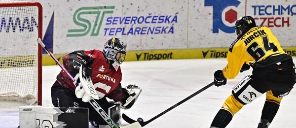 Litvínovský Ondřej Jurčík zakončuje na branku Sparty v utkání Tipsport extraligy
