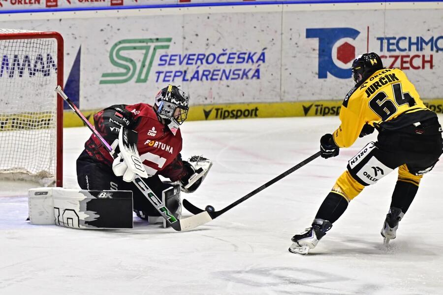 Litvínovský Ondřej Jurčík zakončuje na branku Sparty v&nbsp;utkání Tipsport extraligy