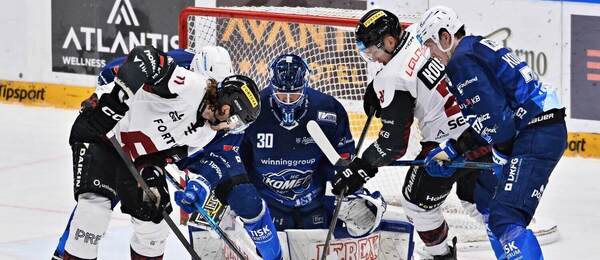 Hokejisté Sparty a Komety ve skrumáži před brankou brněnského gólmana Aleše Stezky