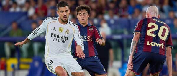 Dani Ceballos z Realu Madrid bojuje o míč s Carlosem Álvarezem, záložníkem Levante
