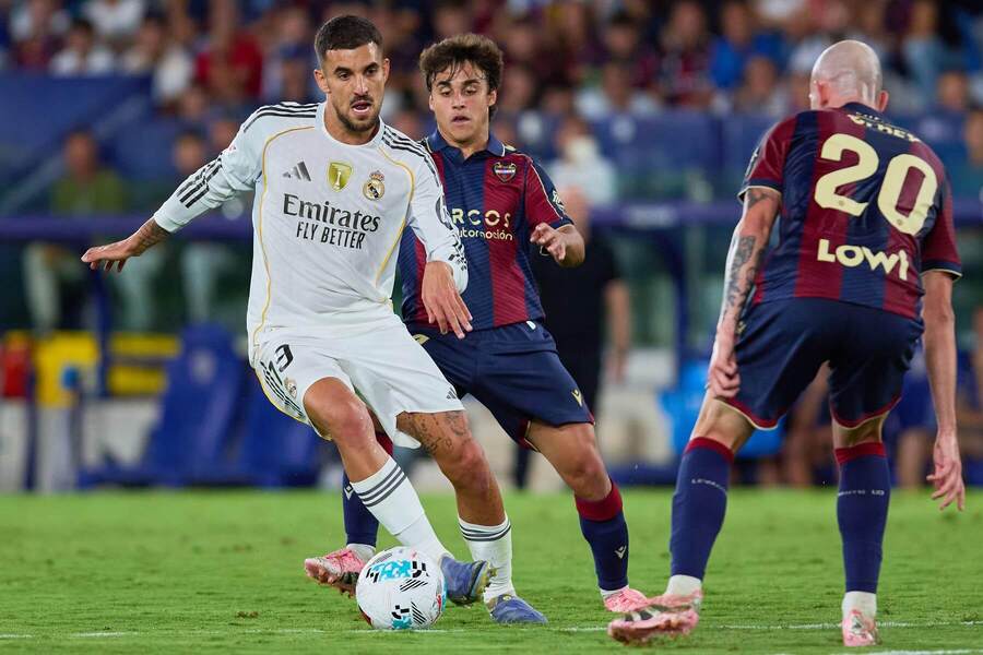 Dani Ceballos z&nbsp;Realu Madrid bojuje o&nbsp;míč s&nbsp;Carlosem Álvarezem, záložníkem Levante