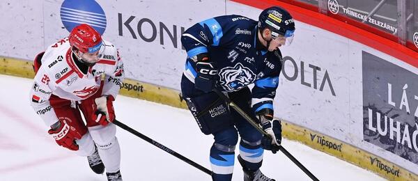 Martin Růžička (vlevo) a Radim Šimek v minulém vzájemném utkání Třince s Libercem