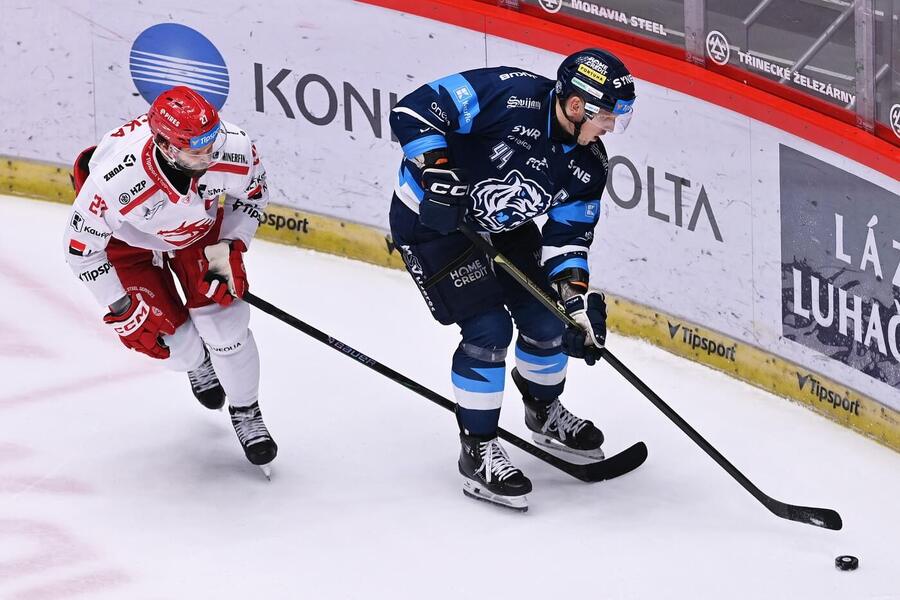 Martin Růžička (vlevo) a&nbsp;Radim Šimek v&nbsp;minulém vzájemném utkání Třince s&nbsp;Libercem