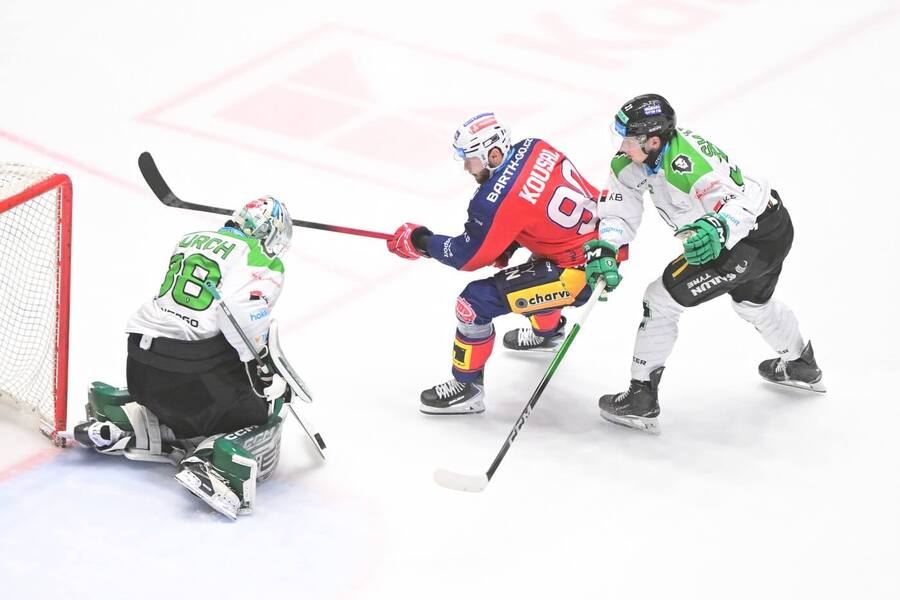 Dominik Furch kryje pokus Roberta Kousala