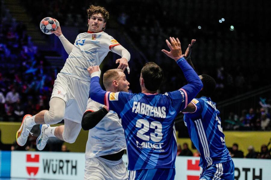 Český házenkář Josef Jonáš zakončuje, fotka z&nbsp;ME v&nbsp;házené 2026