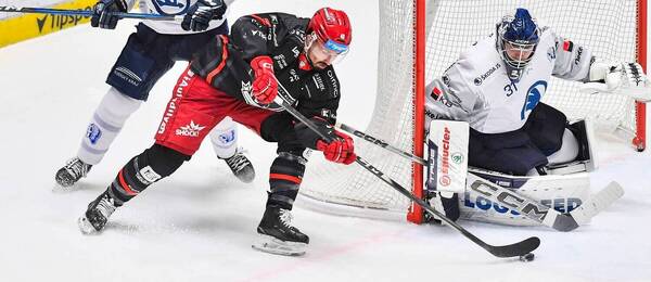 Šance Hradce Králové proti Plzni. Na snímku zleva západočeský útočník Christophe Lalancette, forvard Mountfieldu HK Martin Kohout a Nick Malík, gólman Plzně