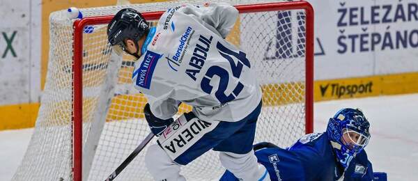 Jindřich Abdul, vítkovický útočník, během trestného střílení proti gólmanovi Komety Brno Aleši Stezkovi