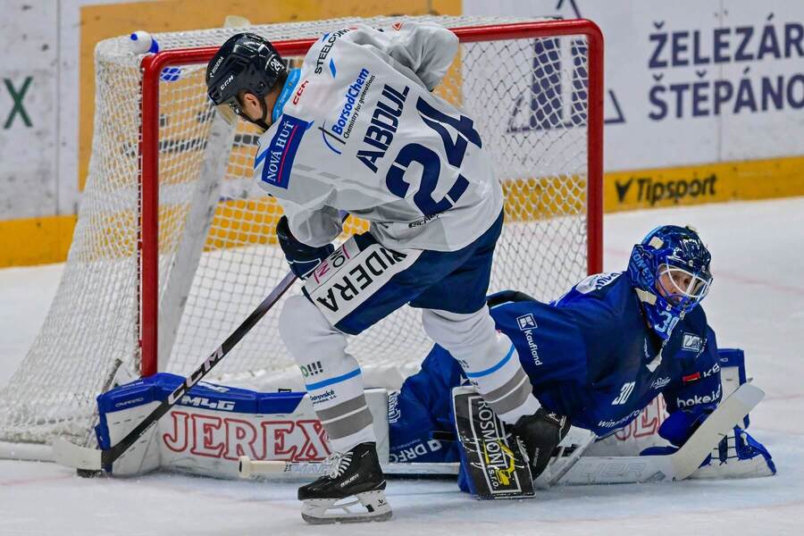 Jindřich Abdul, vítkovický útočník, během trestného střílení proti gólmanovi Komety Brno Aleši Stezkovi