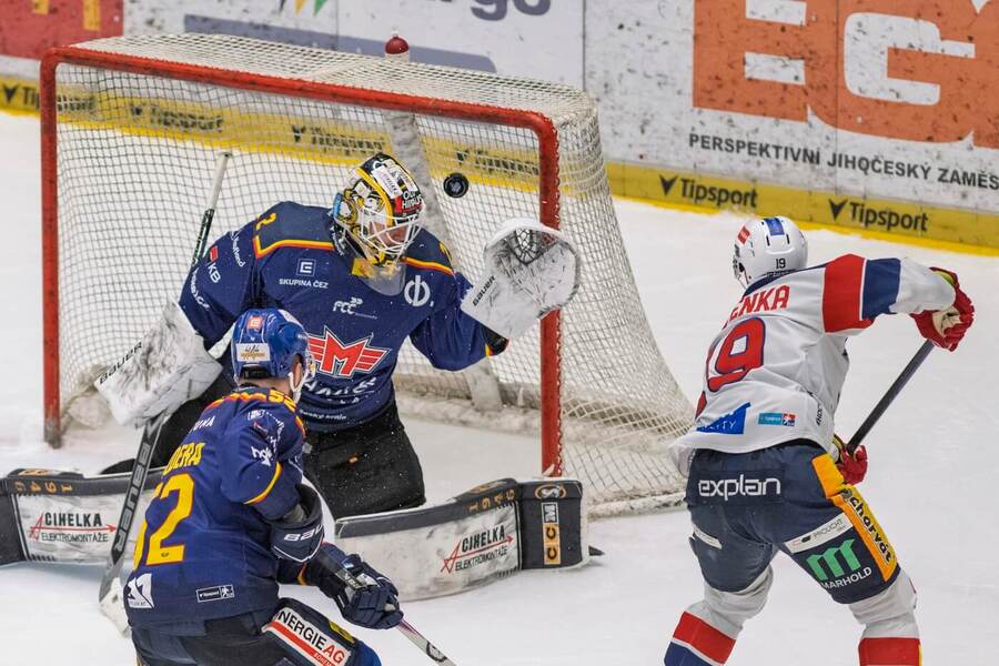 Roman Červenka právě skóruje, fotka ze zápasu Pardubice vs. České Budějovice