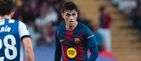 Záložník Pedri z Barcelony v zápase s Realem Sociedad. V popředí záložník San Sebastianu Pablo Marín