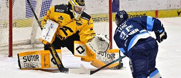 Nejproduktivnější hráč Liberce Radan Lenc před litvínovským brankářem Pavlem Čajanem