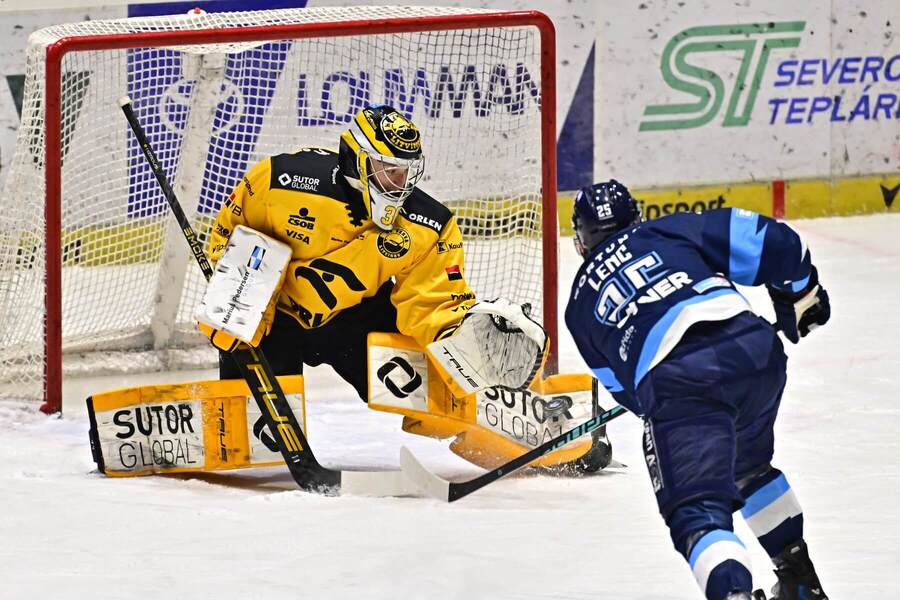 Nejproduktivnější hráč Liberce Radan Lenc před litvínovským brankářem Pavlem Čajanem