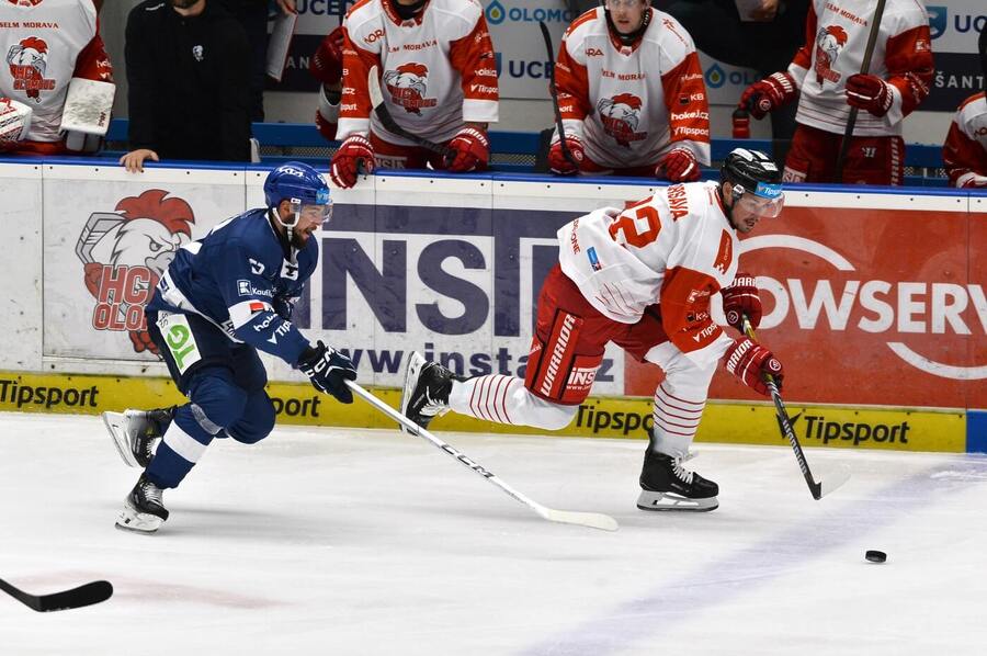 Na puku Jakub Orsava, fotka ze zápasu Olomouc vs. Kladno