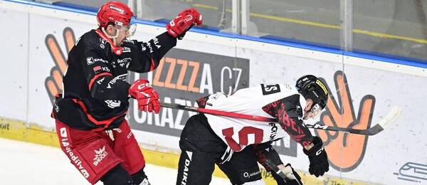 Duel 24. kola TELH 2025/26: Zleva útočník Hradce Králové Patrik Miškář a sparťanský forvard Mārtiņš Dzierkals