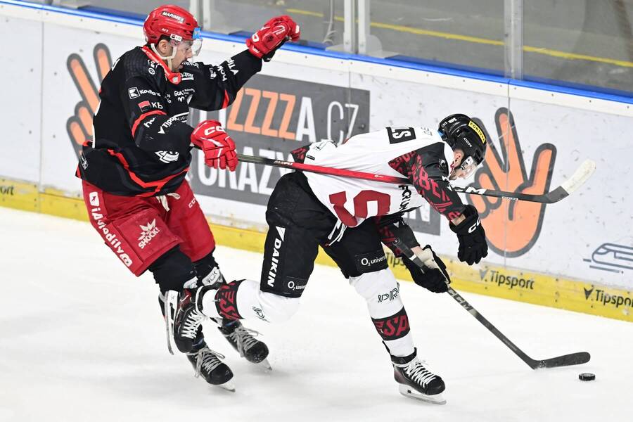 Duel 24. kola TELH 2025/26: Zleva útočník Hradce Králové Patrik Miškář a&nbsp;sparťanský forvard Mārtiņš Dzierkals