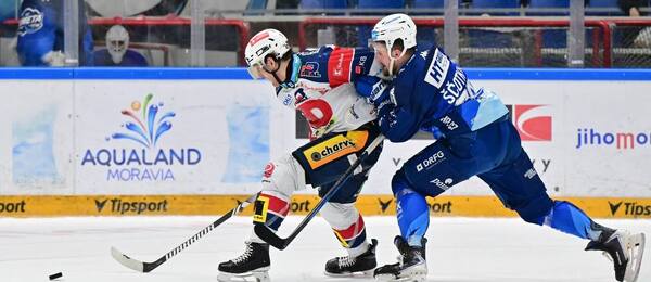 Lukáš Sedlák a Jan Ščotka v minulém vzájemném duelu Pardubic s Kometou