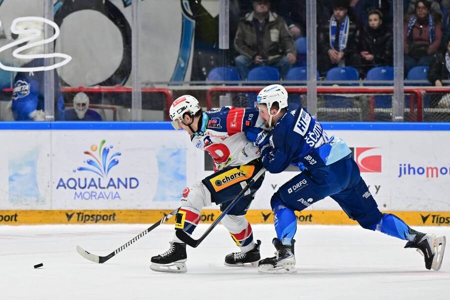 Lukáš Sedlák a&nbsp;Jan Ščotka v&nbsp;minulém vzájemném duelu Pardubic s&nbsp;Kometou