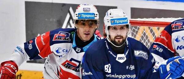 Lukáš Sedlák z Pardubic a Šimon Stránský z Brna během utkání mezi Kometou a Pardubicemi. V pozadí brankář Roman Will