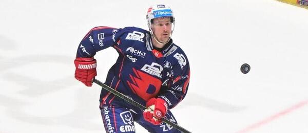 Pardubický útočník Roman Červenka a gólman Olomouce Matěj Machovský sledují puk