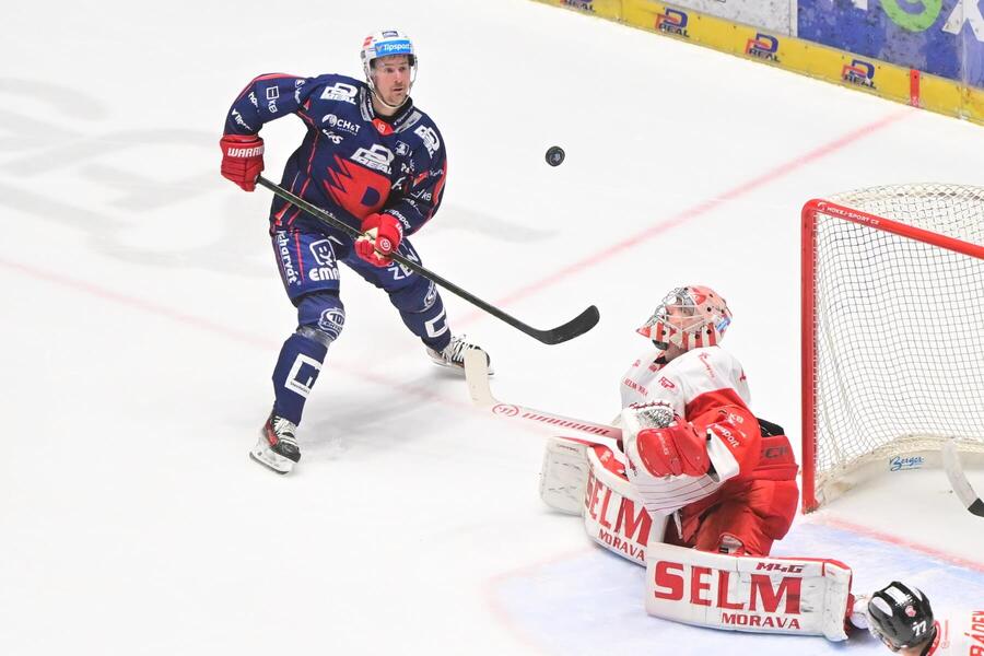 Pardubický útočník Roman Červenka a&nbsp;gólman Olomouce Matěj Machovský sledují puk