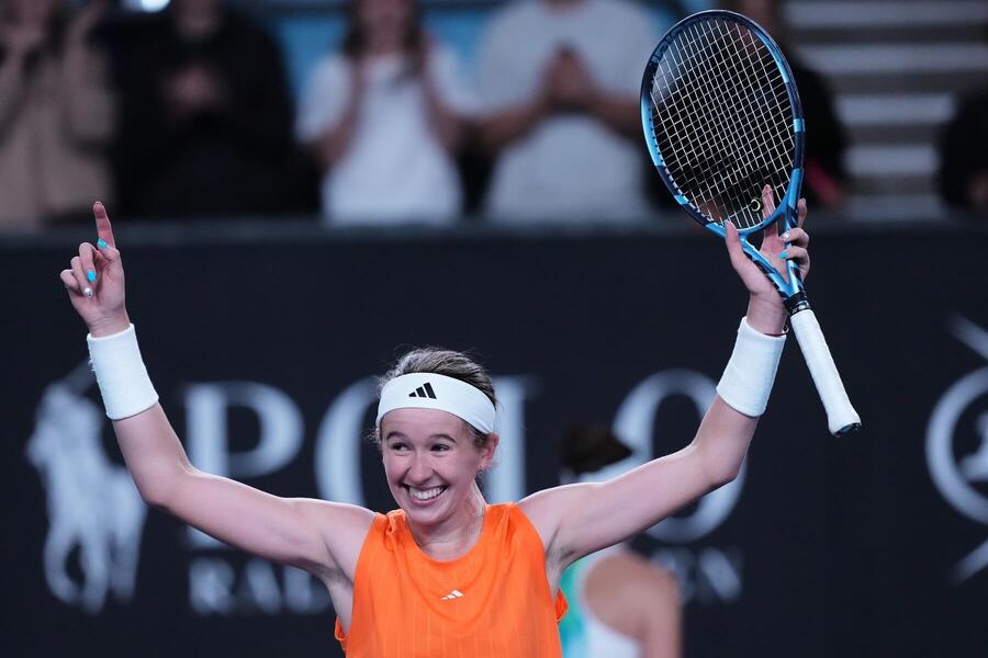 Nikola Bartůňková slavící vítězství nad Belindou Bencic ve druhém kole Australian Open 2026