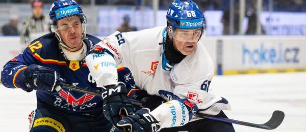 Českobudějovický Pavel Pýcha a kladenský Jaromír Jágr v prosincovém vzájemném utkání