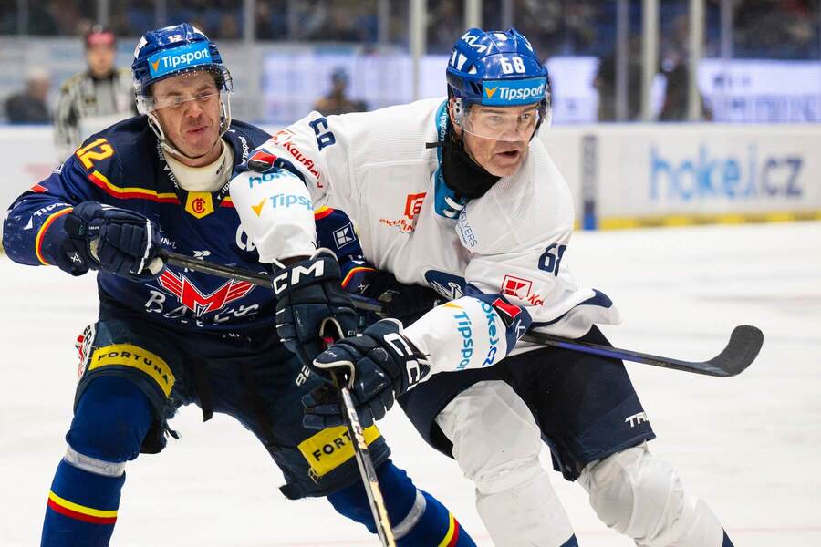 Českobudějovický Pavel Pýcha a&nbsp;kladenský Jaromír Jágr v&nbsp;prosincovém vzájemném utkání