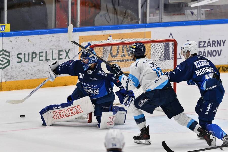 Brněnský gólman Aleš Stezka zasahuje, fotka ze zápasu Kometa vs. Liberec