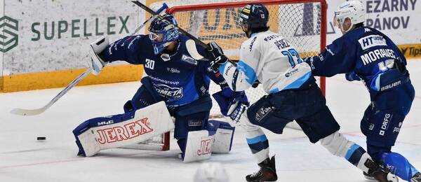 Brněnský gólman Aleš Stezka zasahuje, fotka ze zápasu Kometa vs. Liberec