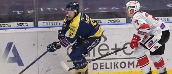 Samuel Salonen (Zlín) na puku, brání jej Karel Nedbal (Pardubice B)