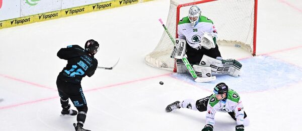 Karlovarský Nick Jones zakončuje na brankáře Mladé Boleslavi Dominika Furcha