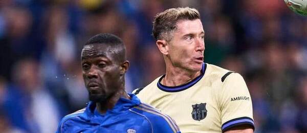 Útočník Barcelony Robert Lewandowski v souboji s obráncem Ovieda Ericem Baillym