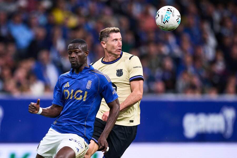 Útočník Barcelony Robert Lewandowski v&nbsp;souboji s&nbsp;obráncem Ovieda Ericem Baillym