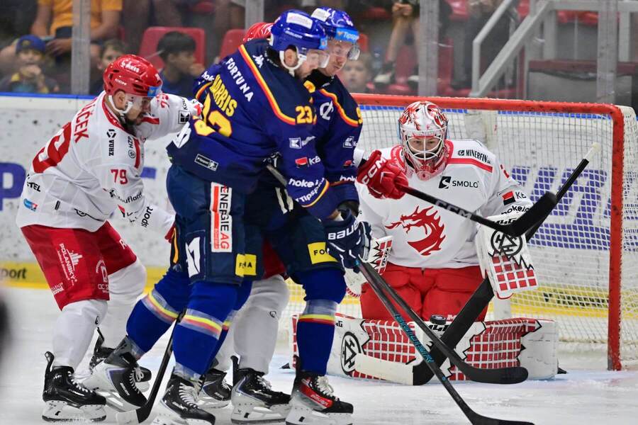 Libor Hudáček, Brant Harris, Nick Olesen a&nbsp;Marek Mazanec v&nbsp;utkání Českých Budějovic s&nbsp;Třincem