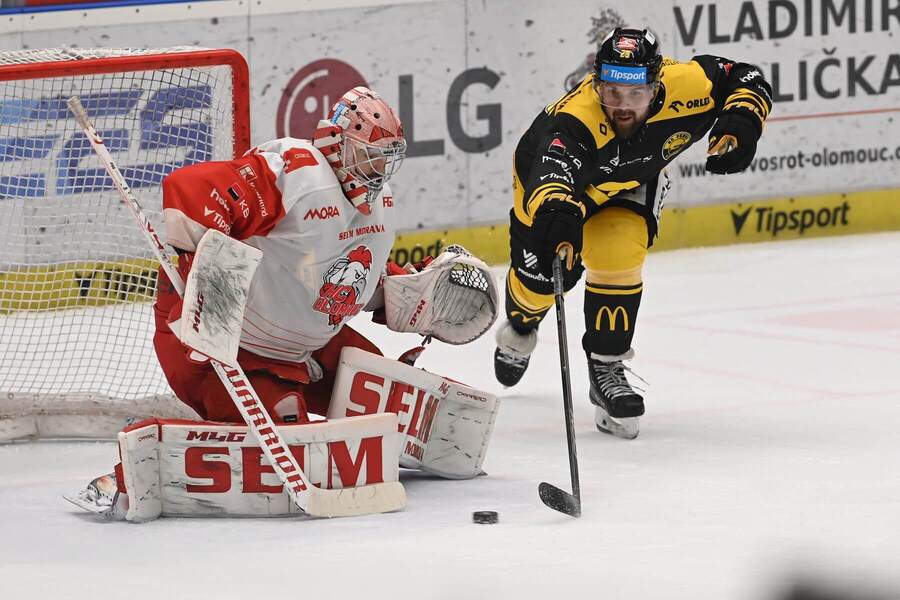 Útočník Axel Hölmström z&nbsp;Litvínova a&nbsp;brankář Olomouce Matěj Machovský během utkání TELH