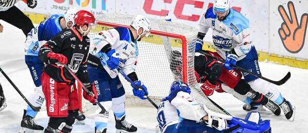 Lukáš Cingel z Brna, Radovan Pavlík z Hradce Králové a brankář Aleš Stezka z Brna v posledním vzájemném utkání