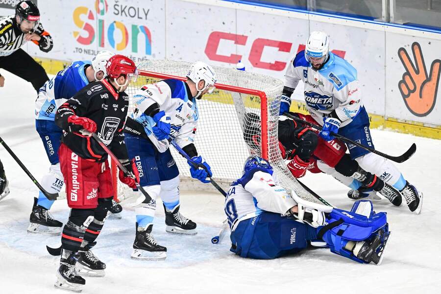 Lukáš Cingel z&nbsp;Brna, Radovan Pavlík z&nbsp;Hradce Králové a&nbsp;brankář Aleš Stezka z&nbsp;Brna v&nbsp;posledním vzájemném utkání