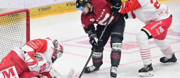 Útočník Sparty Michal Špaček před olomouckým brankářem Oldřichem Cichoněm