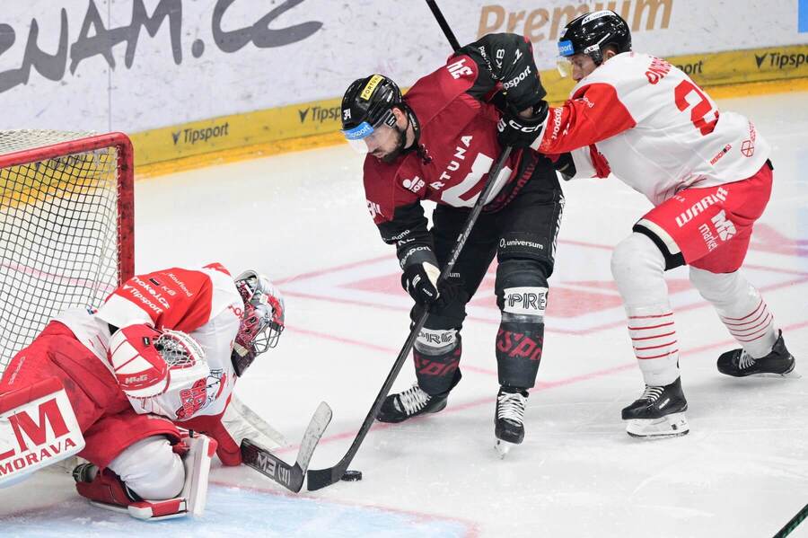 Útočník Sparty Michal Špaček před olomouckým brankářem Oldřichem Cichoněm