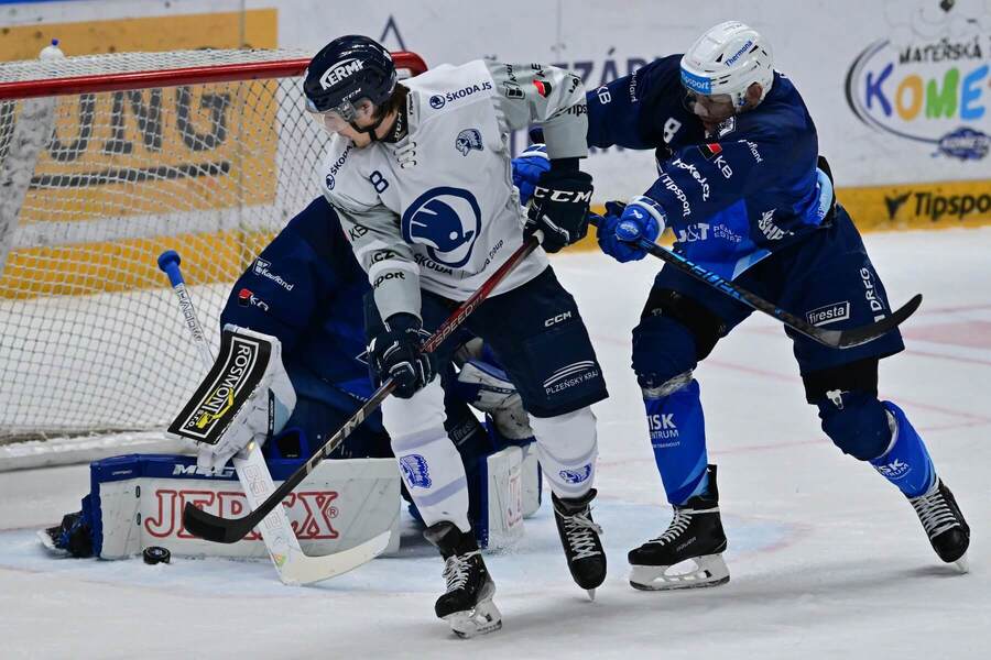 33. kolo TELH 2025/2026: Na snímku zleva plzeňský útočník Lukáš Strnad a&nbsp;Marek Ďaloga, obránce ve službách Komety