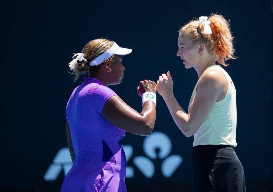 Česká tenistka Kateřina Siniaková a&nbsp;Taylor Townsend během deblu na Australian Open 2026