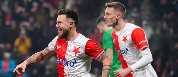 Vasil Kušej se Štěpánem Chaloupkem se radují z gólu Slavie do sítě Barcelony