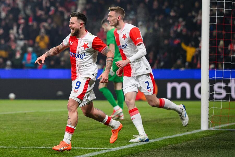 Vasil Kušej se Štěpánem Chaloupkem se radují z&nbsp;gólu Slavie do sítě Barcelony