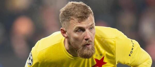 Brankář Slavie Jindich Staněk během zápasu Ligy mistrů s Barcelonou
