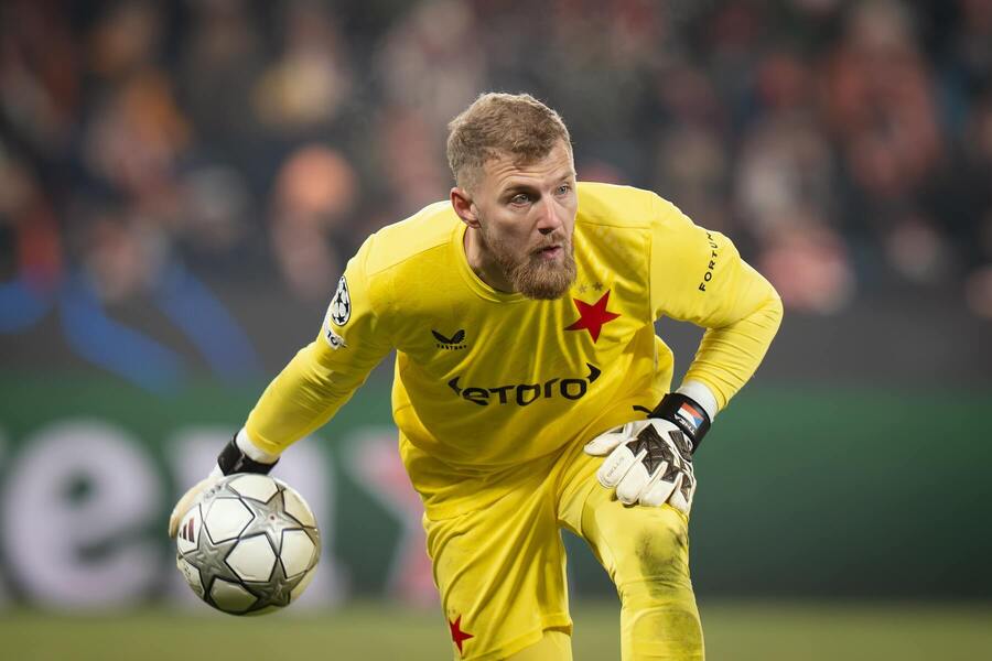 Brankář Slavie Jindich Staněk během zápasu Ligy mistrů s&nbsp;Barcelonou