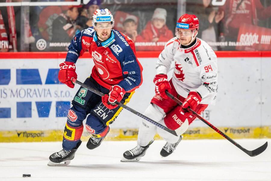 Duel 21. kola TELH 2025/2026: Na fotce zleva obránce Pardubic Tomáš Dvořák a&nbsp;třinecký forvard Andrej Nestrašil