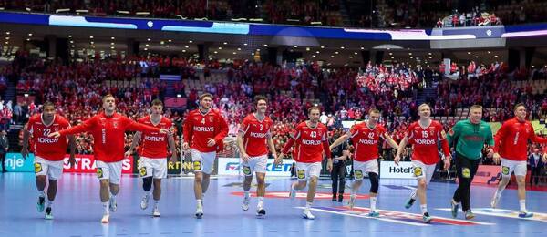 Reprezentanti Dánska oslavují výhru po zápase s Norskem, ME v házené 2026
