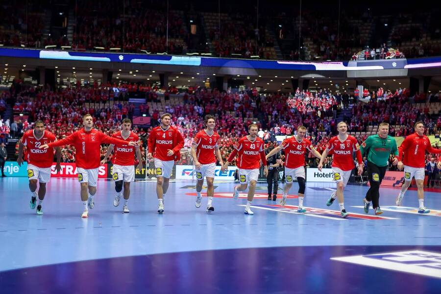 Reprezentanti Dánska oslavují výhru po zápase s&nbsp;Norskem, ME v&nbsp;házené 2026