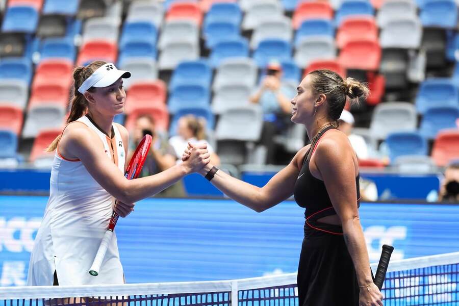 Elena Rybakina a&nbsp;Aryna Sabalenka na turnaji ve Wuhanu 2025